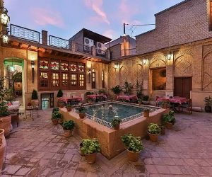 هتل سنتی سحرخیزان